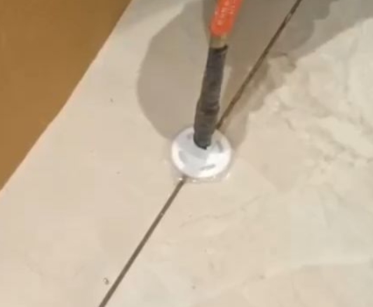 泾川瓷砖空鼓维修公司专业解答瓷砖在铺贴过程中，如果没有涂抹均匀到位的粘结材料（如水泥砂浆或瓷砖胶），可能会导致以下问题